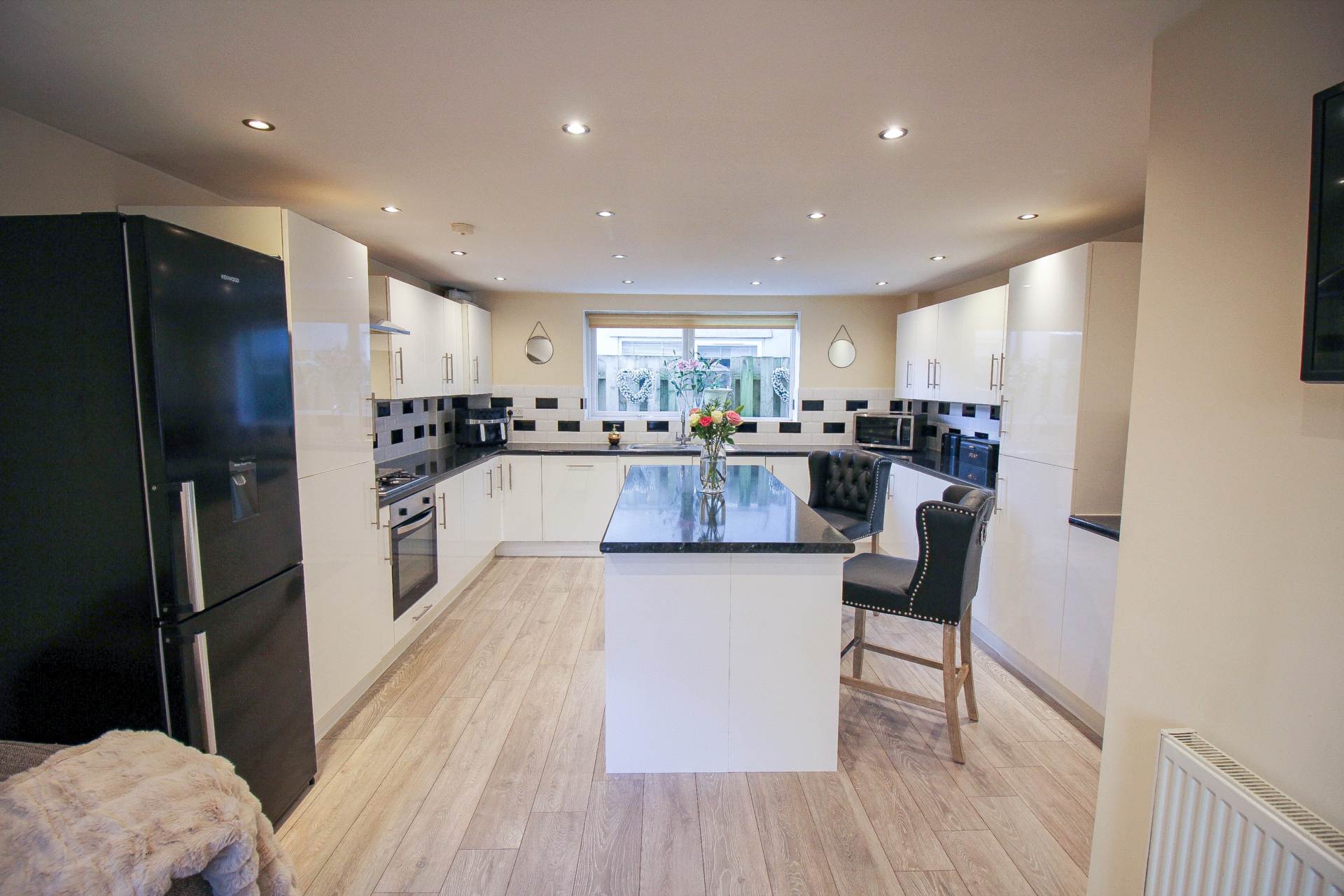 Central Location**Master Bedroom with En-Suite**Stunningly Presented**23' Kit/Breakfast Room**19' Lounge**, Image 4