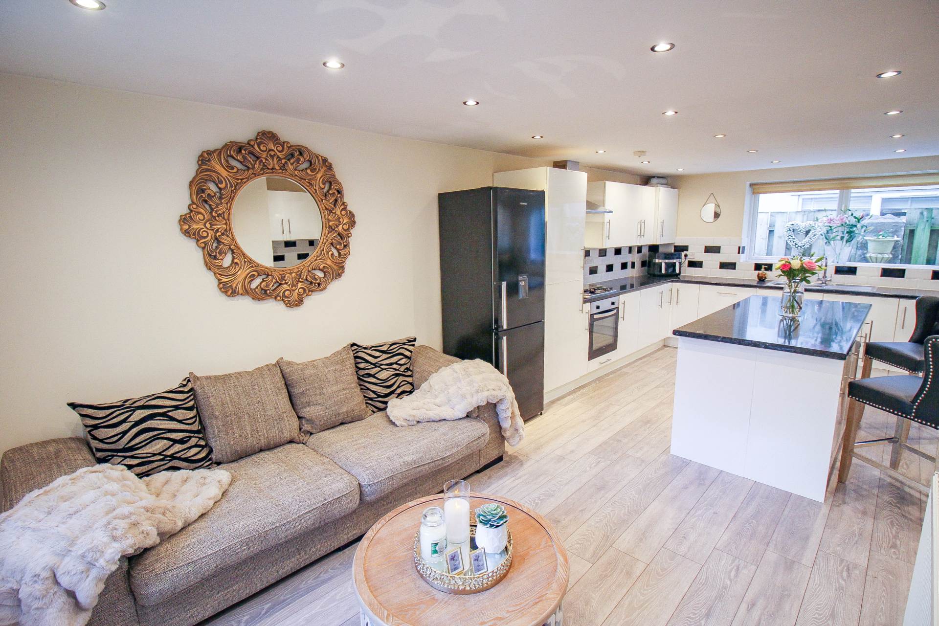 Central Location**Master Bedroom with En-Suite**Stunningly Presented**23' Kit/Breakfast Room**19' Lounge**, Image 6