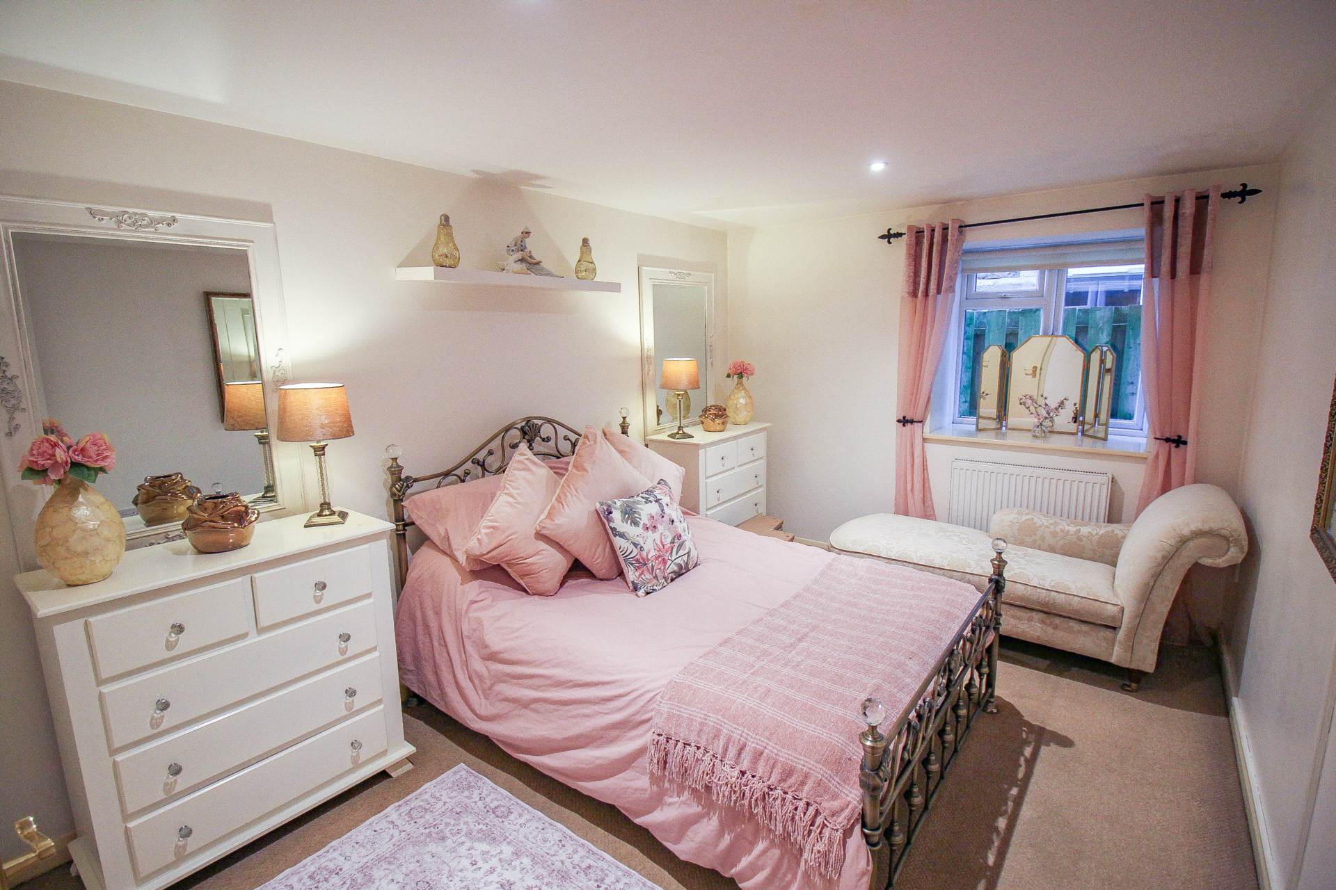 Central Location**Master Bedroom with En-Suite**Stunningly Presented**23' Kit/Breakfast Room**19' Lounge**, Image 7