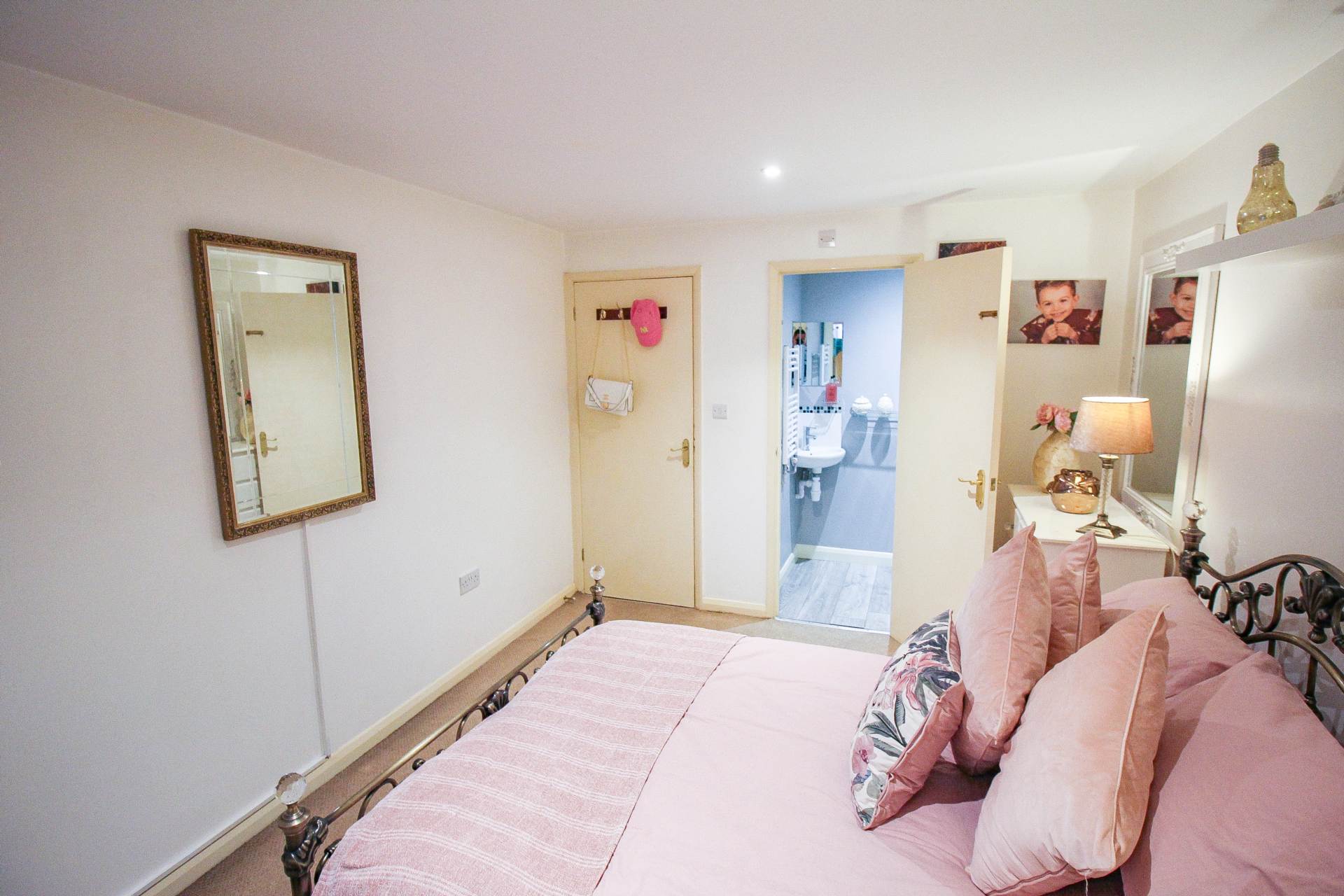 Central Location**Master Bedroom with En-Suite**Stunningly Presented**23' Kit/Breakfast Room**19' Lounge**, Image 8