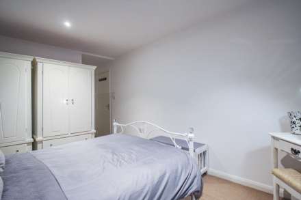 Central Location**Master Bedroom with En-Suite**Stunningly Presented**23' Kit/Breakfast Room**19' Lounge**, Image 10