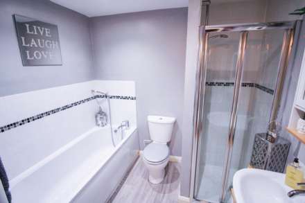 Central Location**Master Bedroom with En-Suite**Stunningly Presented**23' Kit/Breakfast Room**19' Lounge**, Image 11