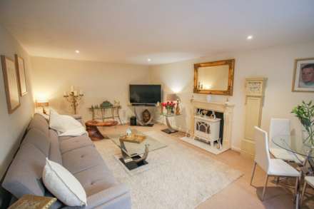 Central Location**Master Bedroom with En-Suite**Stunningly Presented**23' Kit/Breakfast Room**19' Lounge**, Image 2