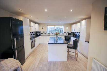 Central Location**Master Bedroom with En-Suite**Stunningly Presented**23' Kit/Breakfast Room**19' Lounge**, Image 4