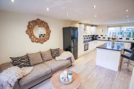 Central Location**Master Bedroom with En-Suite**Stunningly Presented**23' Kit/Breakfast Room**19' Lounge**, Image 6