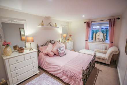 Central Location**Master Bedroom with En-Suite**Stunningly Presented**23' Kit/Breakfast Room**19' Lounge**, Image 7