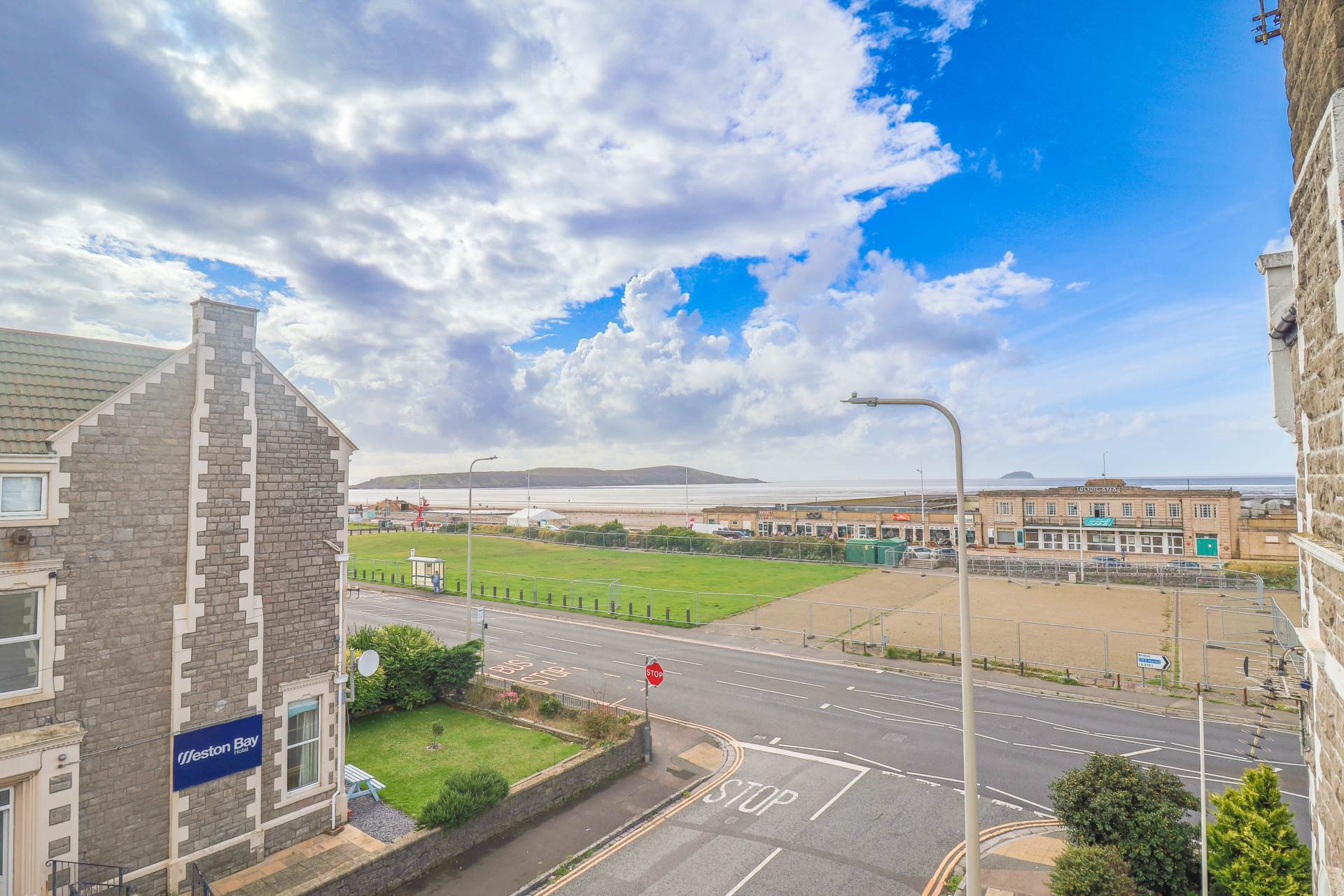 Beach Road - Sea Front Apartment - Balcony With Sea Views, Image 2