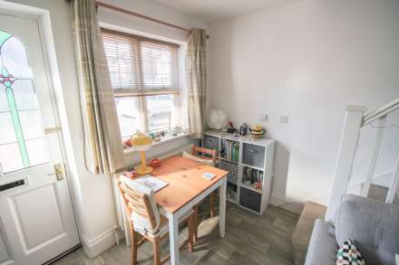 **Tebbutts Mews**two Bedrooms**Sunny Garden**Parking**close to Amenities**, Image 6