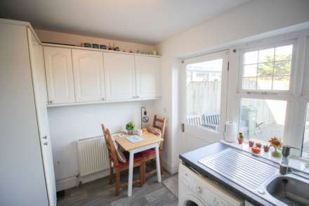 **Tebbutts Mews**two Bedrooms**Sunny Garden**Parking**close to Amenities**, Image 8