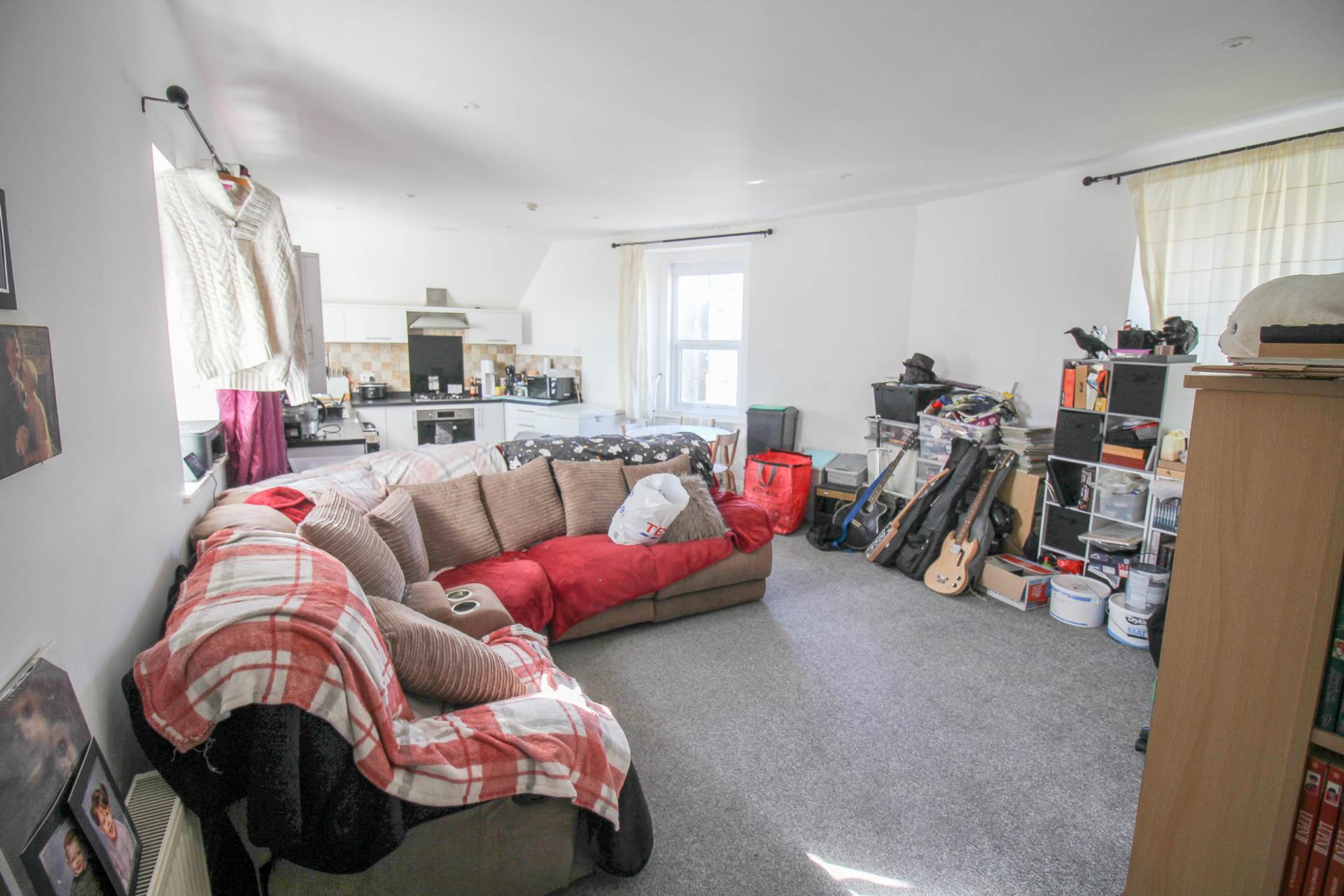 Centrally Located**Lift & Stair Access**3 Double Bedrooms**En Suite & Walk in Wardrobe**, Image 2