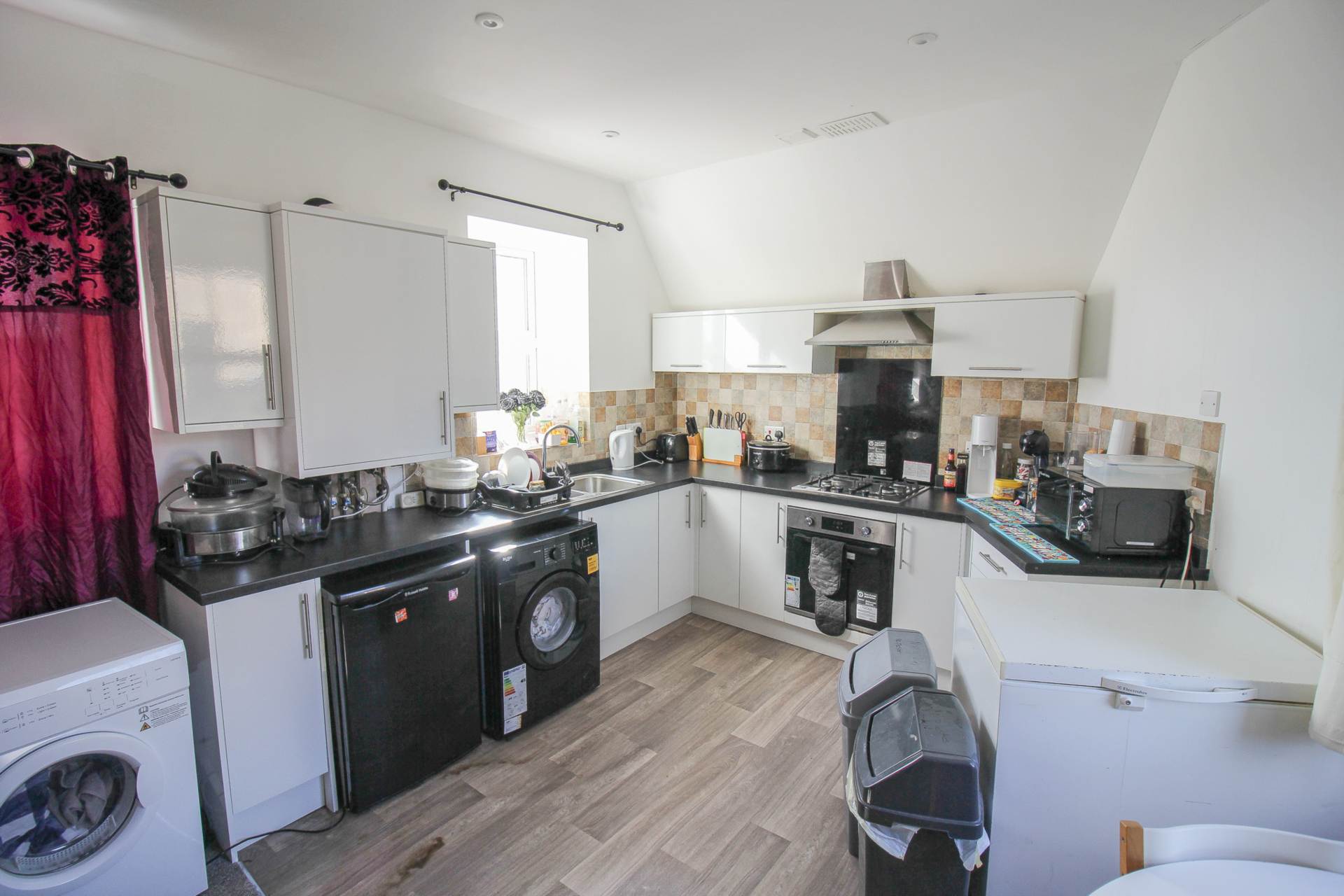 Centrally Located**Lift & Stair Access**3 Double Bedrooms**En Suite & Walk in Wardrobe**, Image 3
