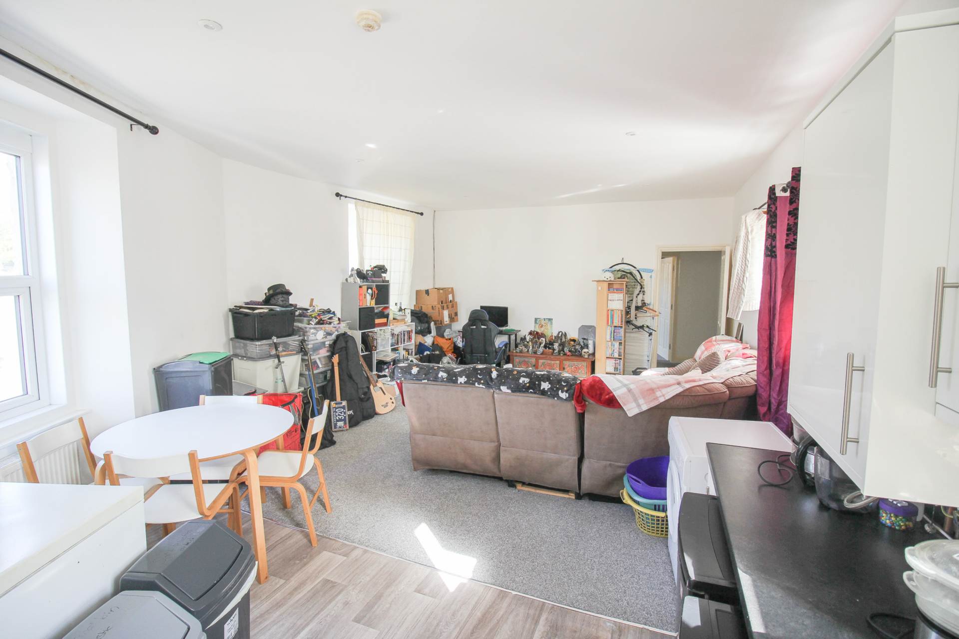 Centrally Located**Lift & Stair Access**3 Double Bedrooms**En Suite & Walk in Wardrobe**, Image 4