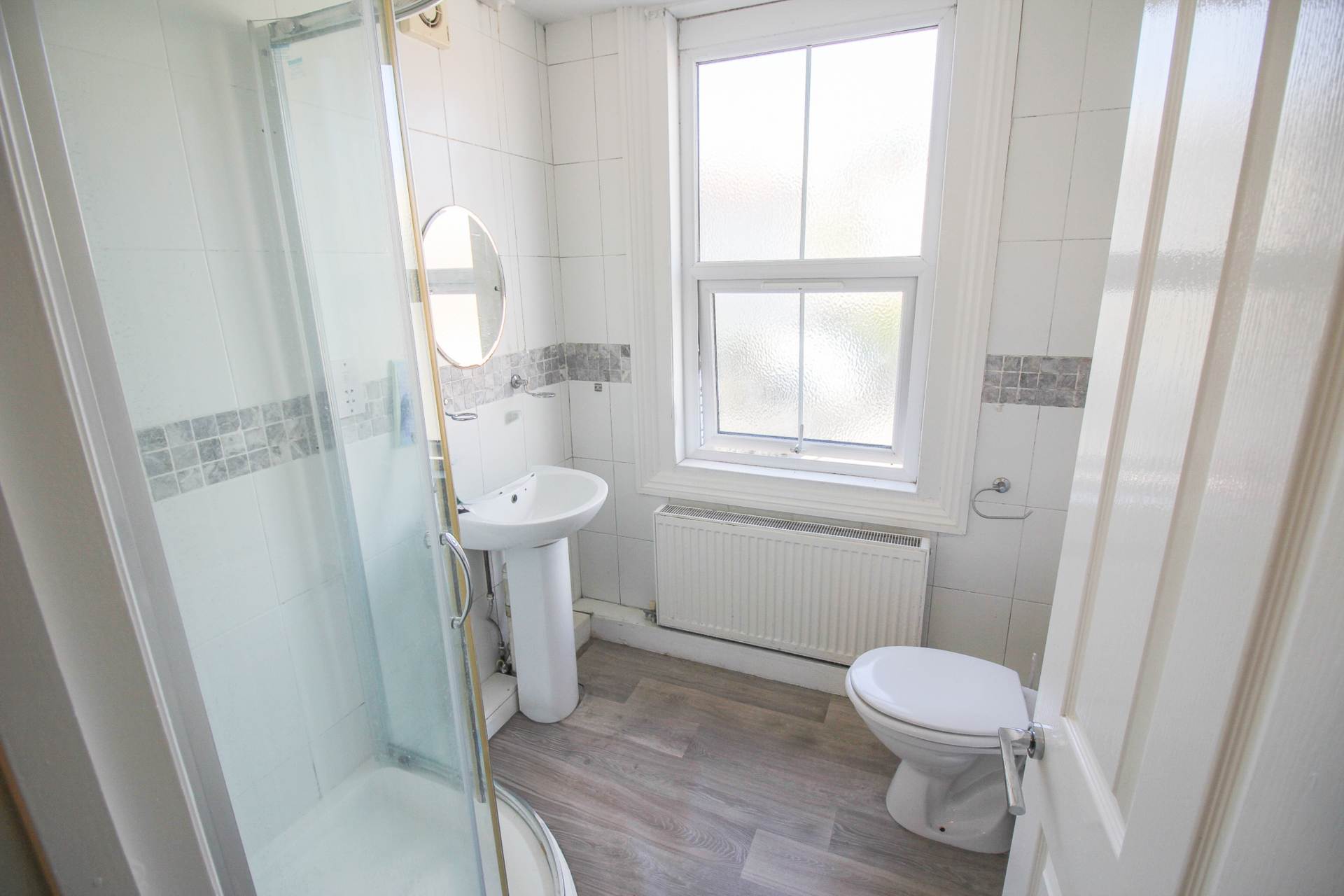 Centrally Located**Lift & Stair Access**3 Double Bedrooms**En Suite & Walk in Wardrobe**, Image 7