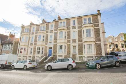 Centrally Located**Lift & Stair Access**3 Double Bedrooms**En Suite & Walk in Wardrobe**