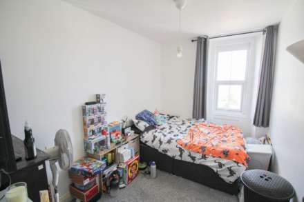 Centrally Located**Lift & Stair Access**3 Double Bedrooms**En Suite & Walk in Wardrobe**, Image 10