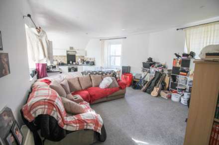 Centrally Located**Lift & Stair Access**3 Double Bedrooms**En Suite & Walk in Wardrobe**, Image 2