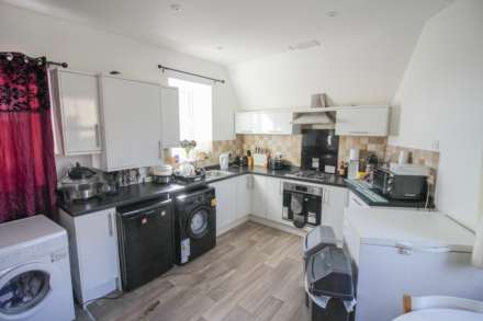 Centrally Located**Lift & Stair Access**3 Double Bedrooms**En Suite & Walk in Wardrobe**, Image 3