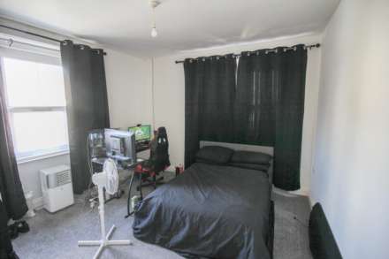 Centrally Located**Lift & Stair Access**3 Double Bedrooms**En Suite & Walk in Wardrobe**, Image 5