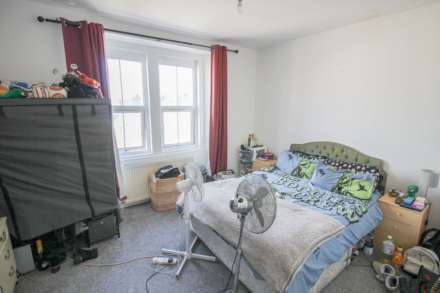 Centrally Located**Lift & Stair Access**3 Double Bedrooms**En Suite & Walk in Wardrobe**, Image 8
