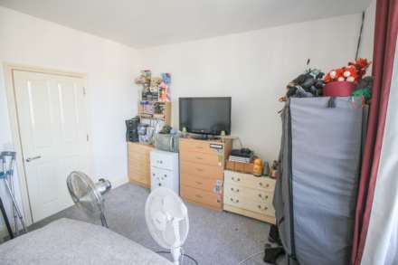 Centrally Located**Lift & Stair Access**3 Double Bedrooms**En Suite & Walk in Wardrobe**, Image 9