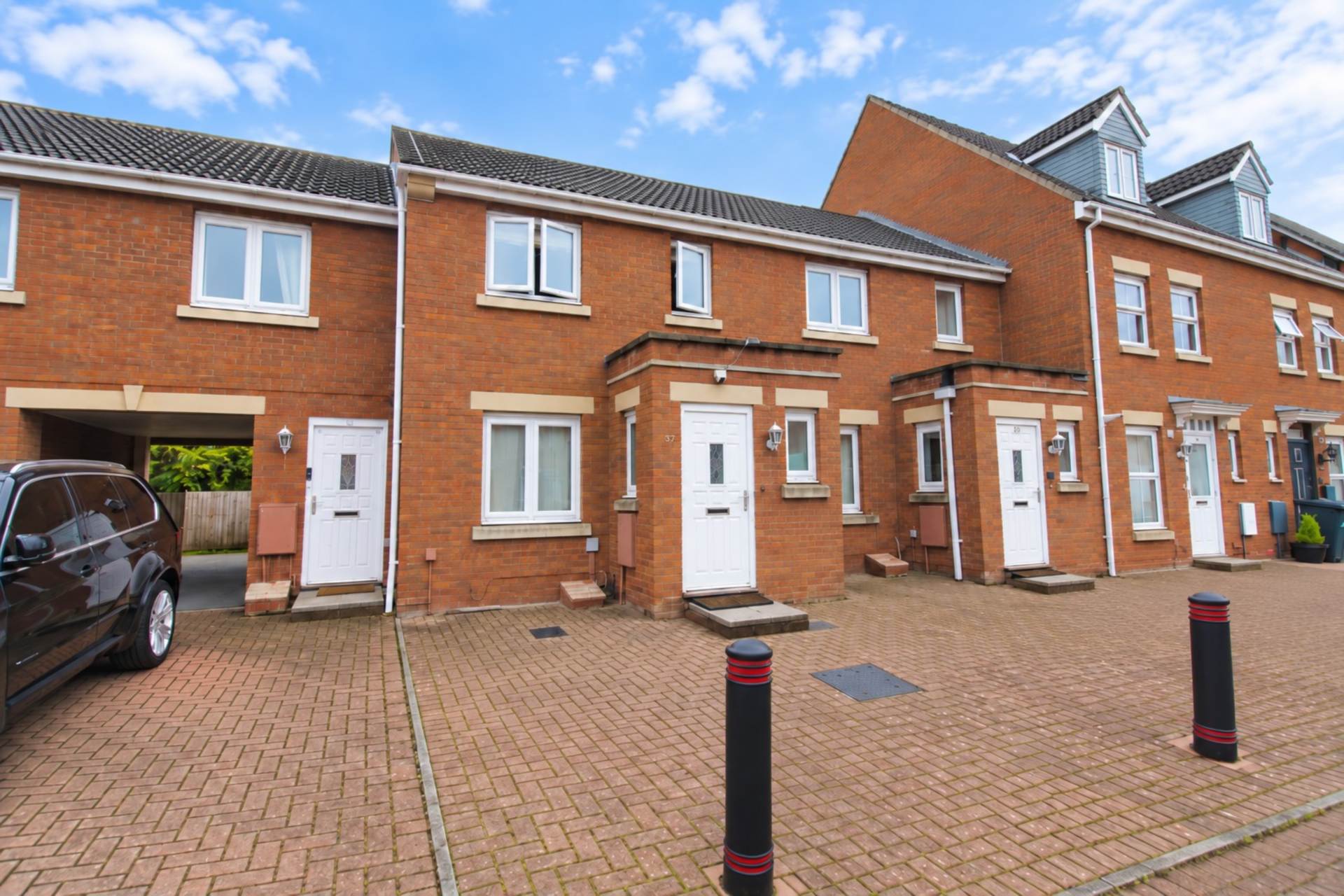 **Central Location**Two Double Bedrooms**Large Garden**Parking**, Image 1
