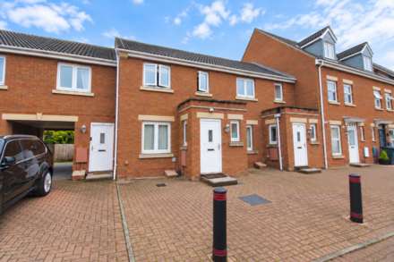 **Central Location**Two Double Bedrooms**Large Garden**Parking**, Image 1