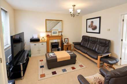 **Central Location**Two Double Bedrooms**Large Garden**Parking**, Image 4