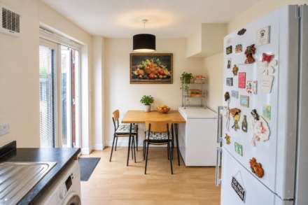 **Central Location**Two Double Bedrooms**Large Garden**Parking**, Image 5