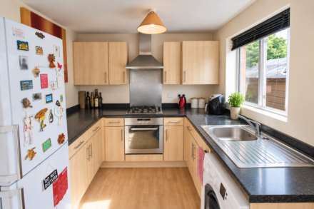 **Central Location**Two Double Bedrooms**Large Garden**Parking**, Image 6