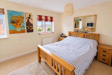 **Central Location**Two Double Bedrooms**Large Garden**Parking**, Image 7