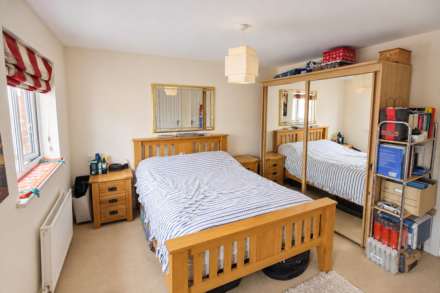 **Central Location**Two Double Bedrooms**Large Garden**Parking**, Image 8