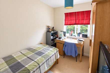**Central Location**Two Double Bedrooms**Large Garden**Parking**, Image 9