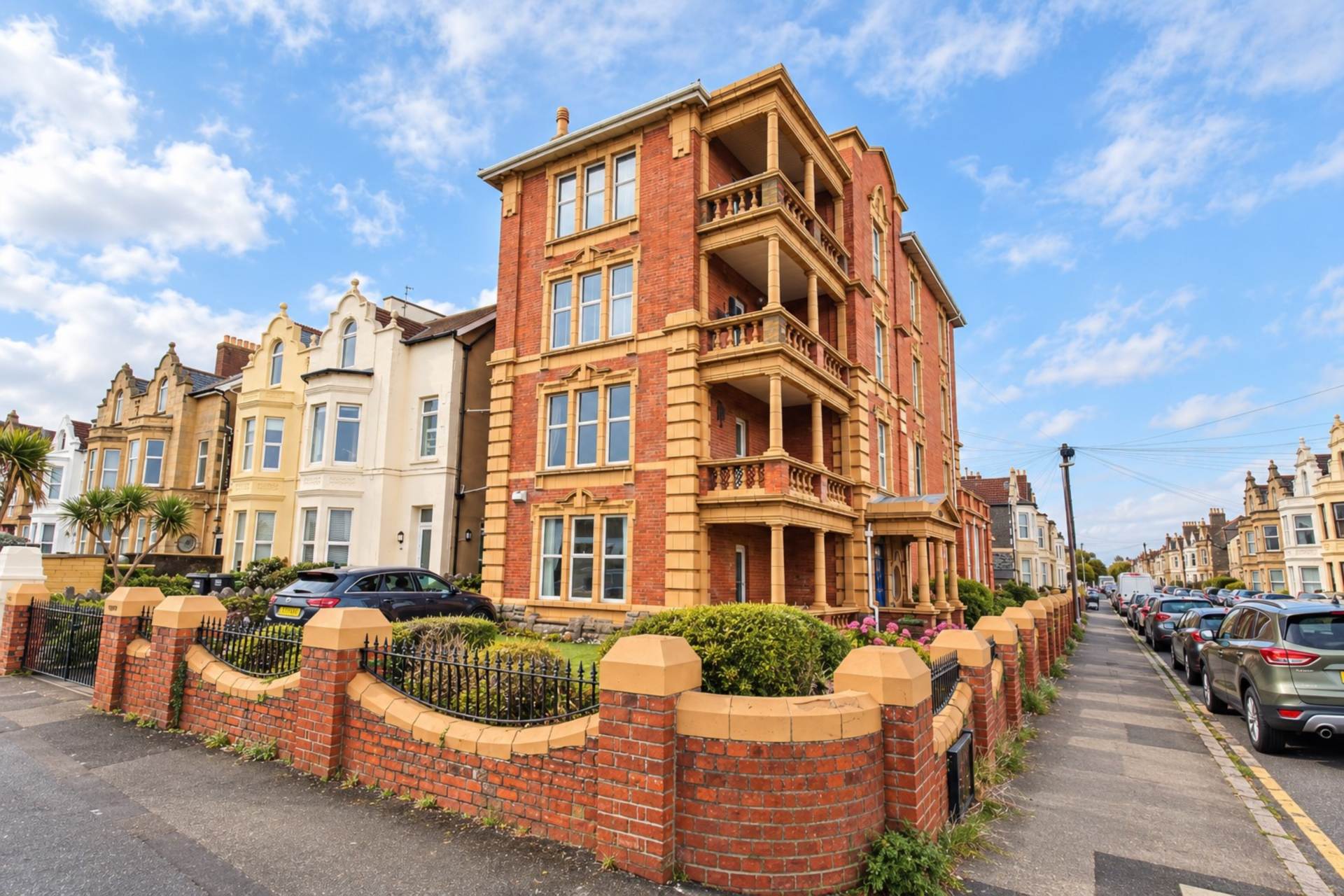 **Sea Front Location with Sea Views****Ground Floor with Garden & Parking**3 Bedrooms**3 Bathrooms**, Image 1