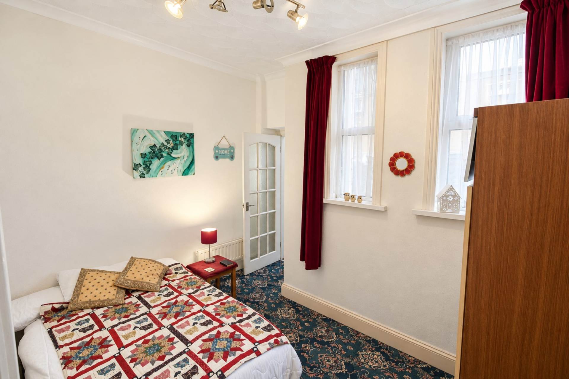 **Sea Front Location with Sea Views****Ground Floor with Garden & Parking**3 Bedrooms**3 Bathrooms**, Image 14