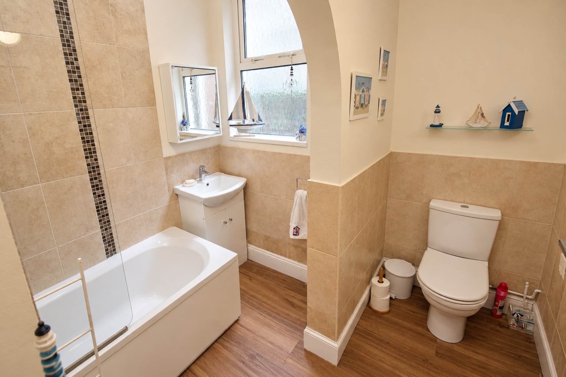 **Sea Front Location with Sea Views****Ground Floor with Garden & Parking**3 Bedrooms**3 Bathrooms**, Image 16