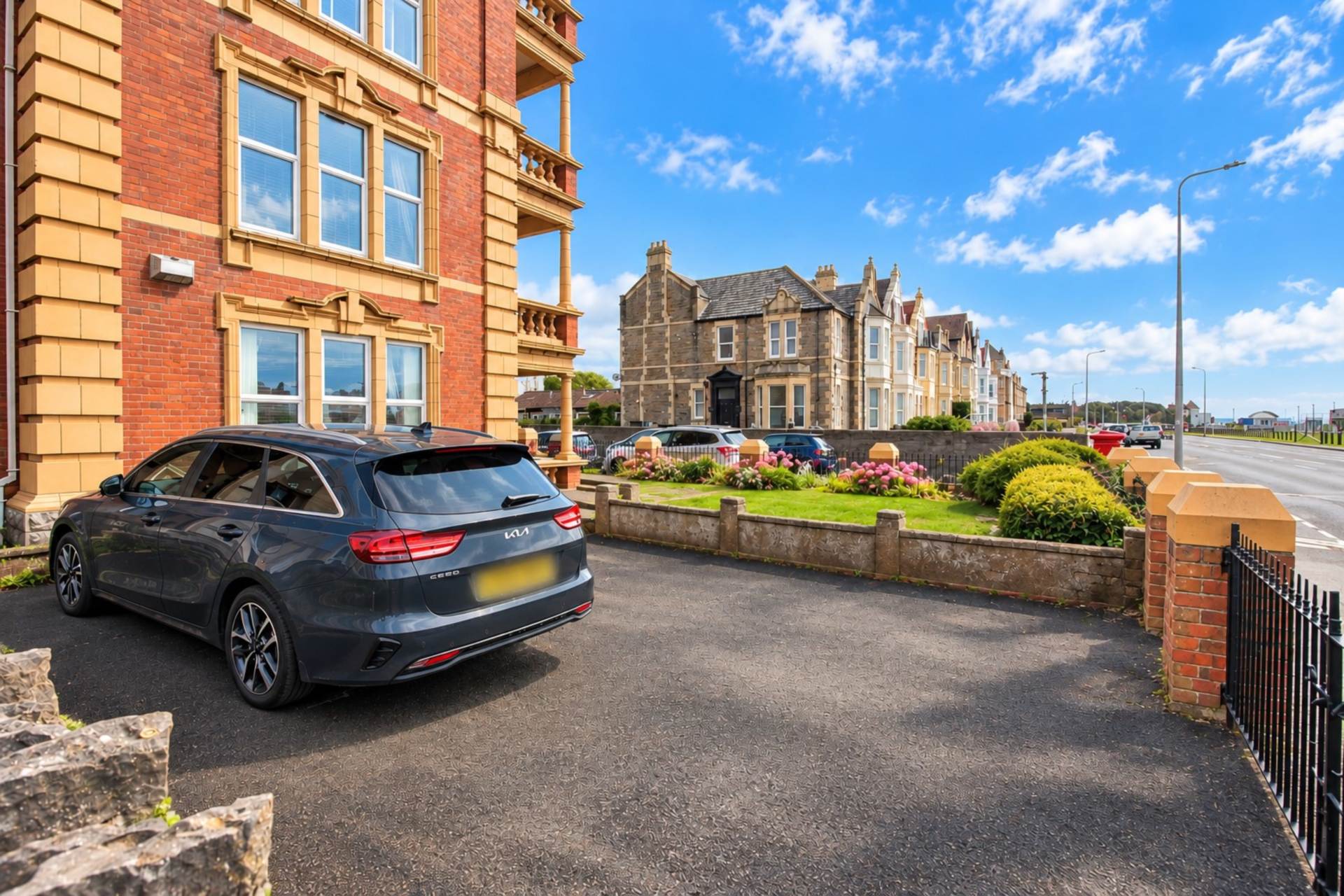 **Sea Front Location with Sea Views****Ground Floor with Garden & Parking**3 Bedrooms**3 Bathrooms**, Image 17