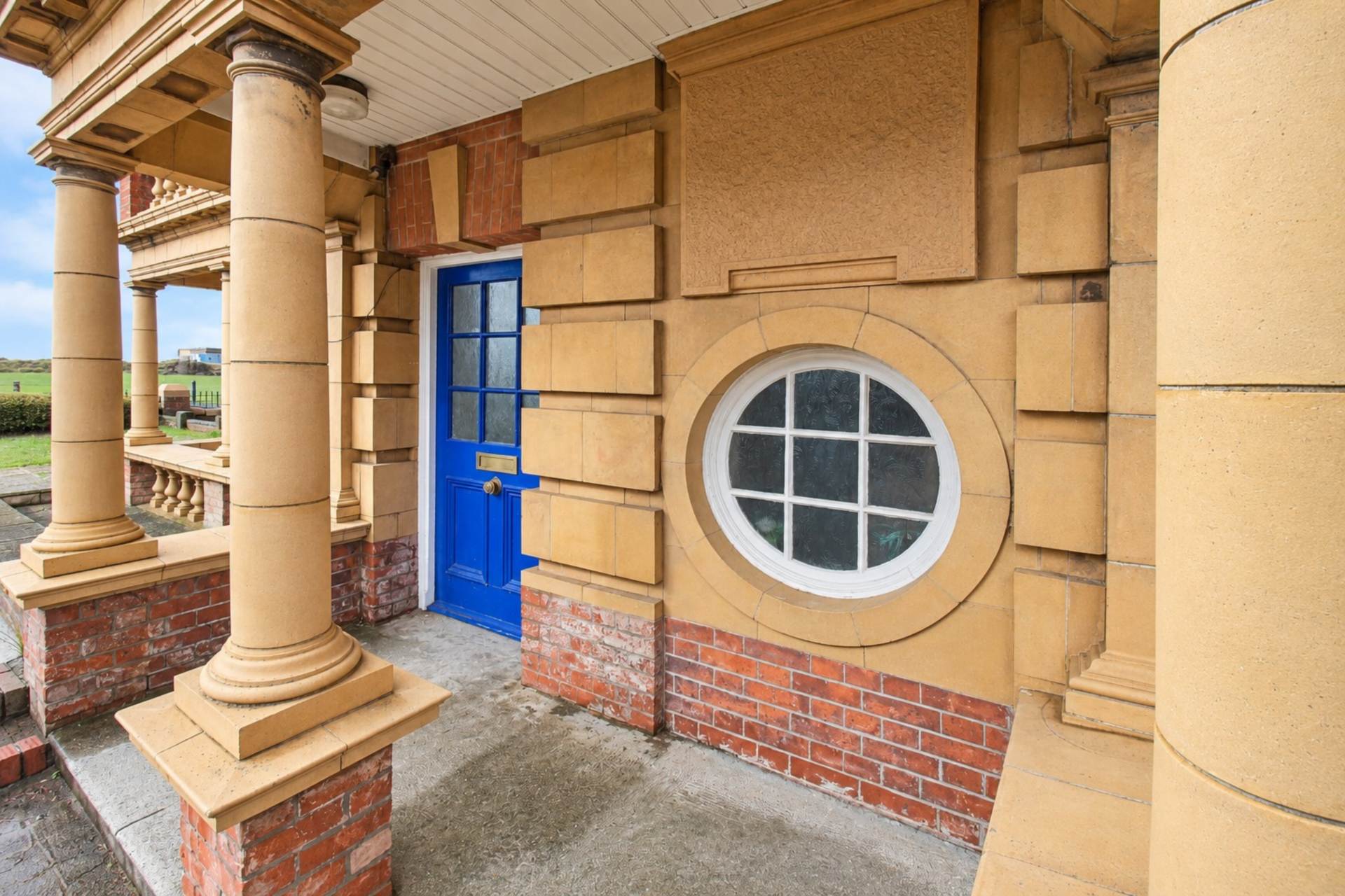 **Sea Front Location with Sea Views****Ground Floor with Garden & Parking**3 Bedrooms**3 Bathrooms**, Image 2