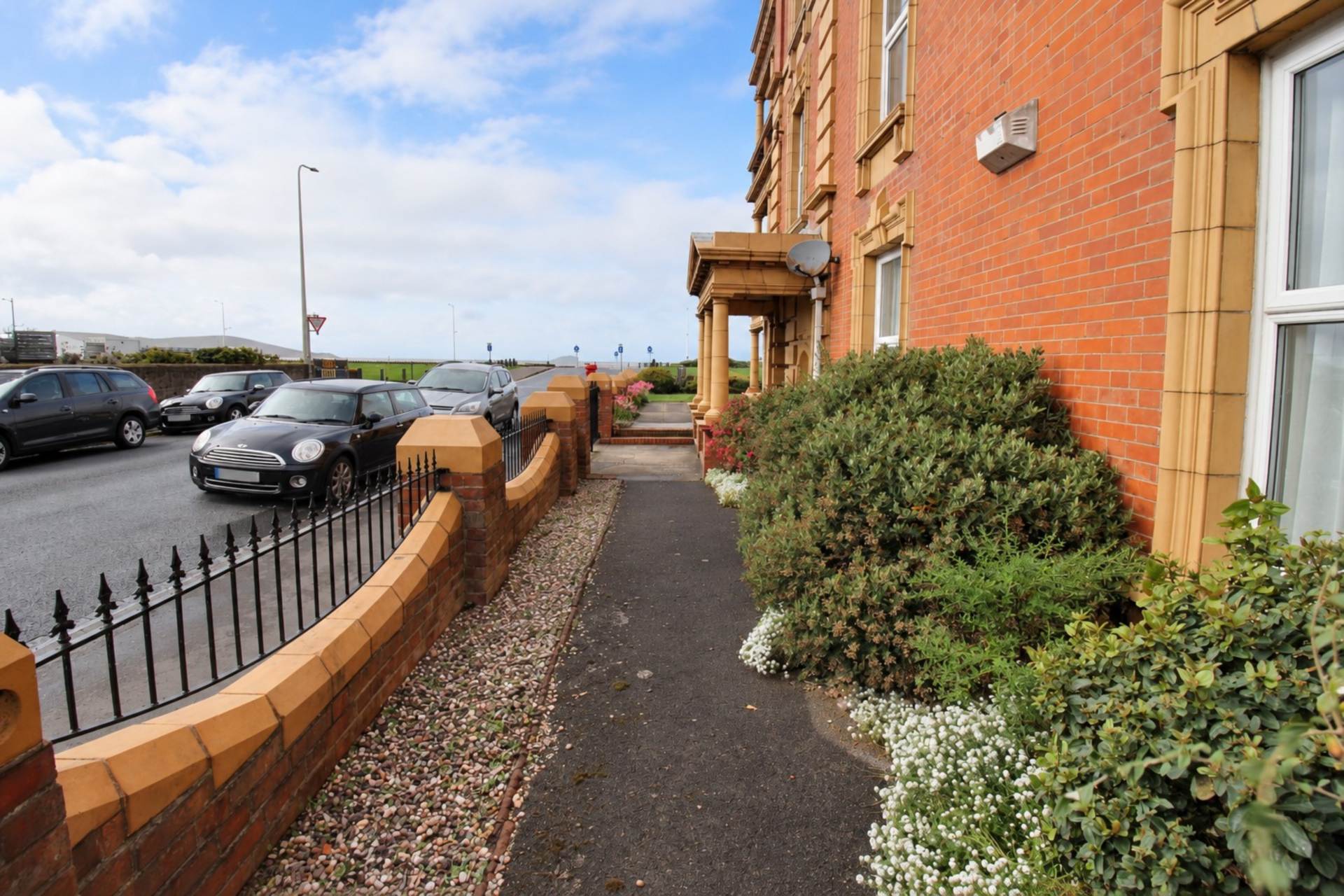 **Sea Front Location with Sea Views****Ground Floor with Garden & Parking**3 Bedrooms**3 Bathrooms**, Image 20