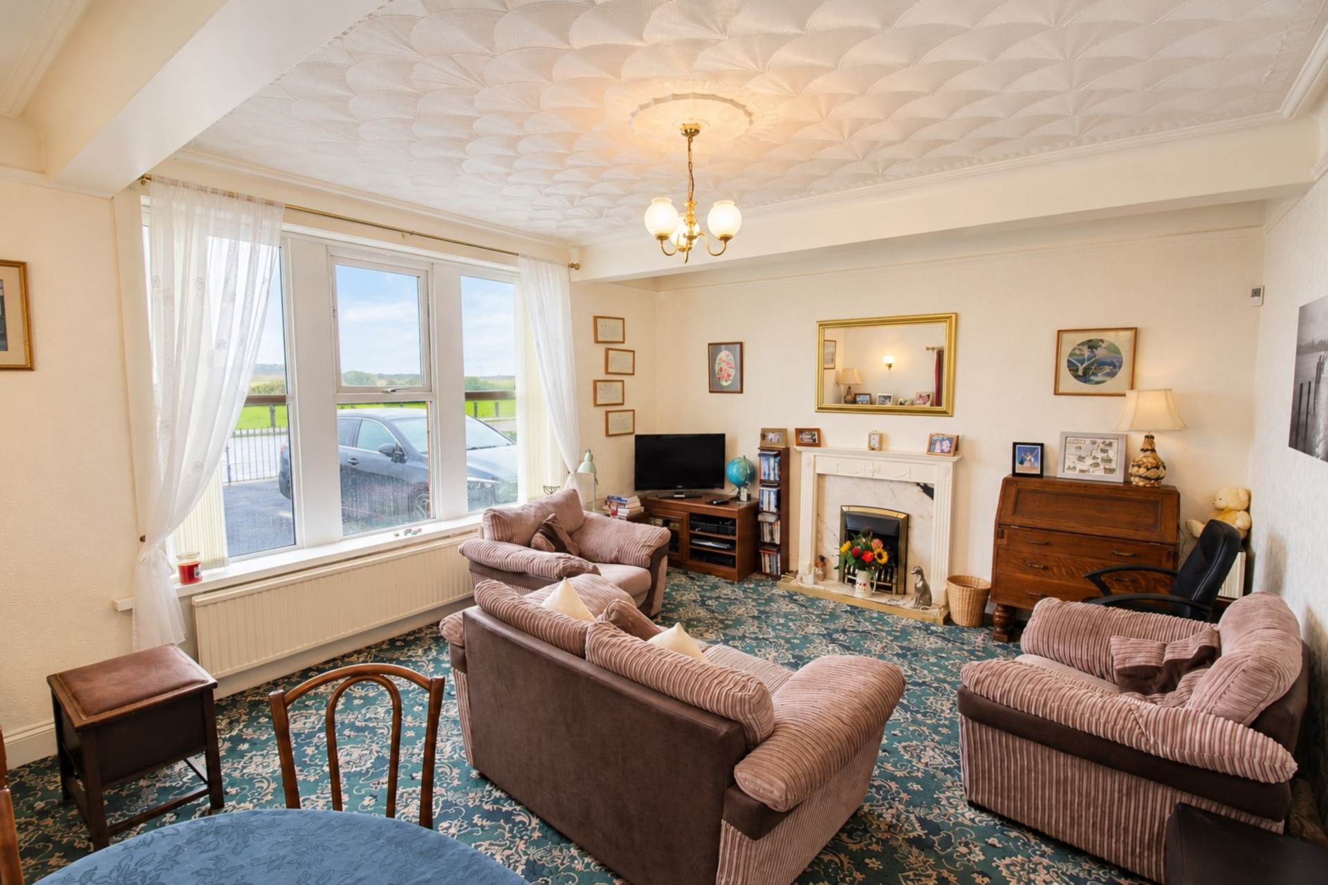 **Sea Front Location with Sea Views****Ground Floor with Garden & Parking**3 Bedrooms**3 Bathrooms**, Image 3