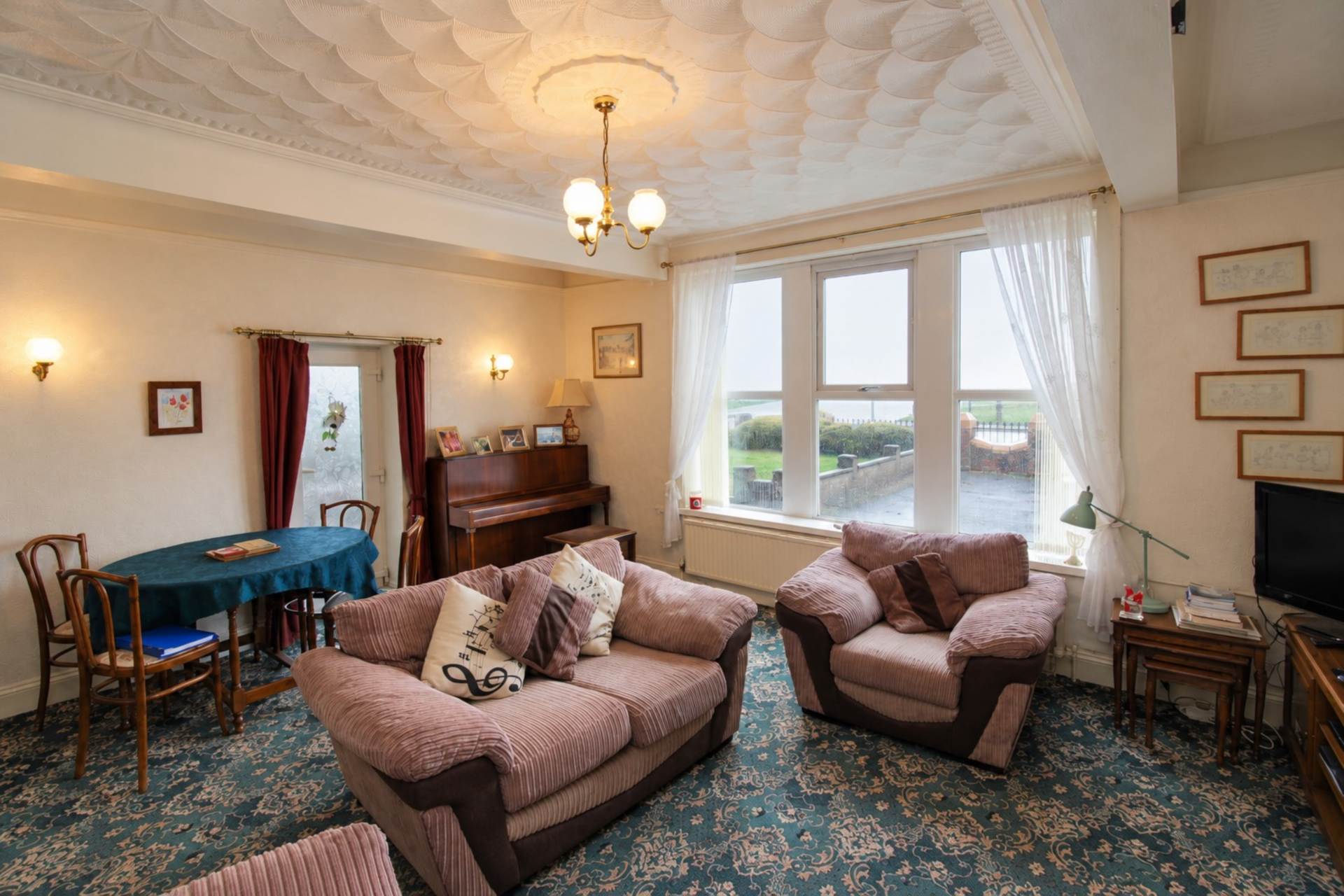 **Sea Front Location with Sea Views****Ground Floor with Garden & Parking**3 Bedrooms**3 Bathrooms**, Image 4