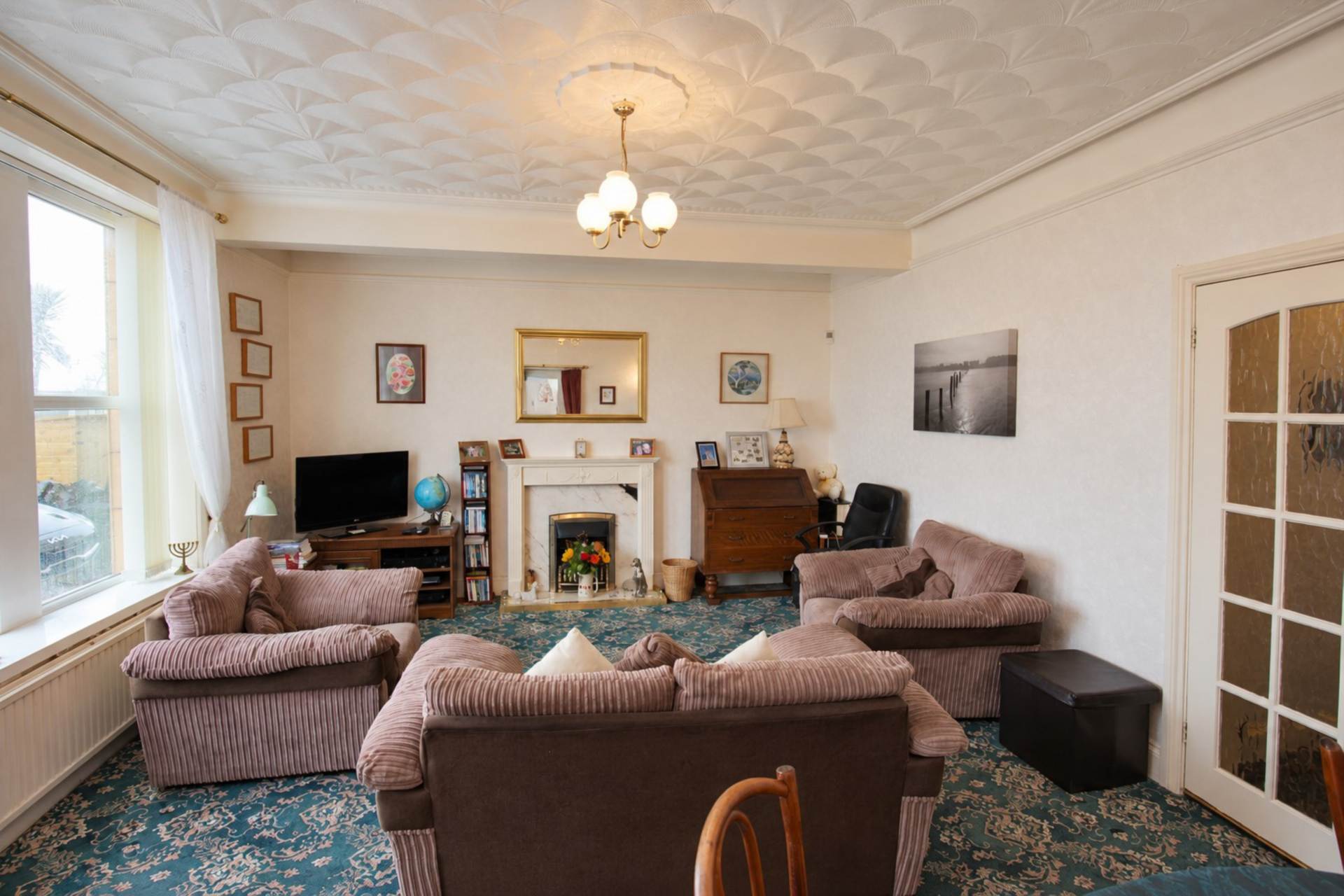 **Sea Front Location with Sea Views****Ground Floor with Garden & Parking**3 Bedrooms**3 Bathrooms**, Image 5