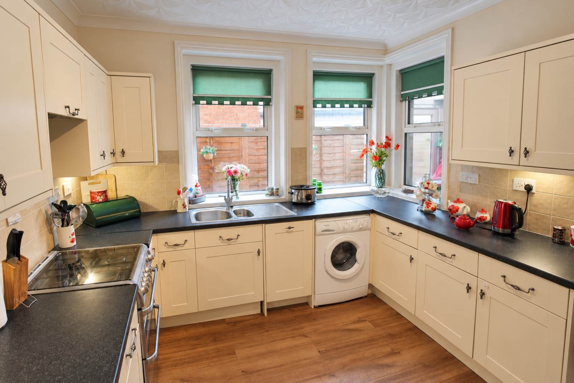 **Sea Front Location with Sea Views****Ground Floor with Garden & Parking**3 Bedrooms**3 Bathrooms**, Image 6
