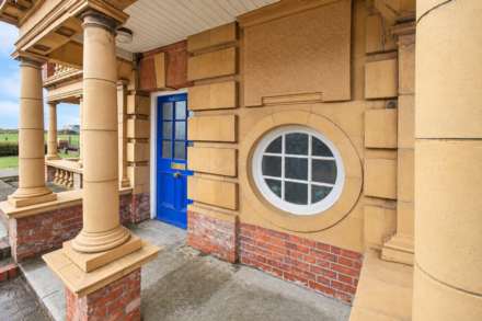 **Sea Front Location with Sea Views****Ground Floor with Garden & Parking**3 Bedrooms**3 Bathrooms**, Image 2