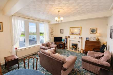 **Sea Front Location with Sea Views****Ground Floor with Garden & Parking**3 Bedrooms**3 Bathrooms**, Image 3