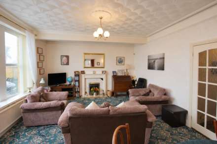 **Sea Front Location with Sea Views****Ground Floor with Garden & Parking**3 Bedrooms**3 Bathrooms**, Image 5