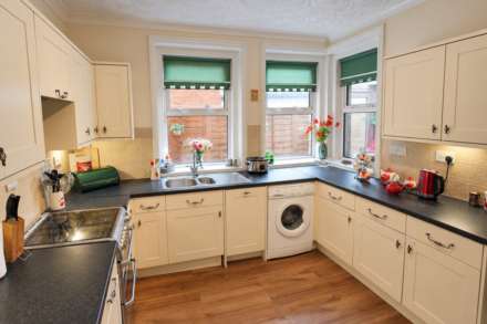 **Sea Front Location with Sea Views****Ground Floor with Garden & Parking**3 Bedrooms**3 Bathrooms**, Image 6
