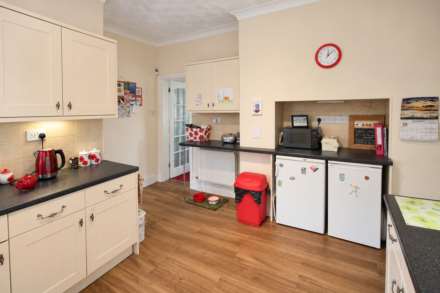 **Sea Front Location with Sea Views****Ground Floor with Garden & Parking**3 Bedrooms**3 Bathrooms**, Image 8
