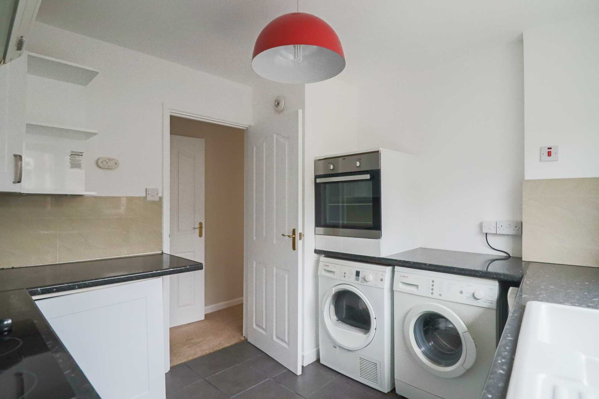 Moorland Road - Spacious Freehold Flat, Image 6