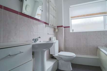 Moorland Road - Spacious Freehold Flat, Image 11