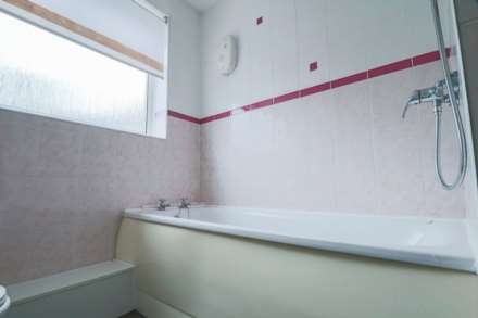 Moorland Road - Spacious Freehold Flat, Image 12